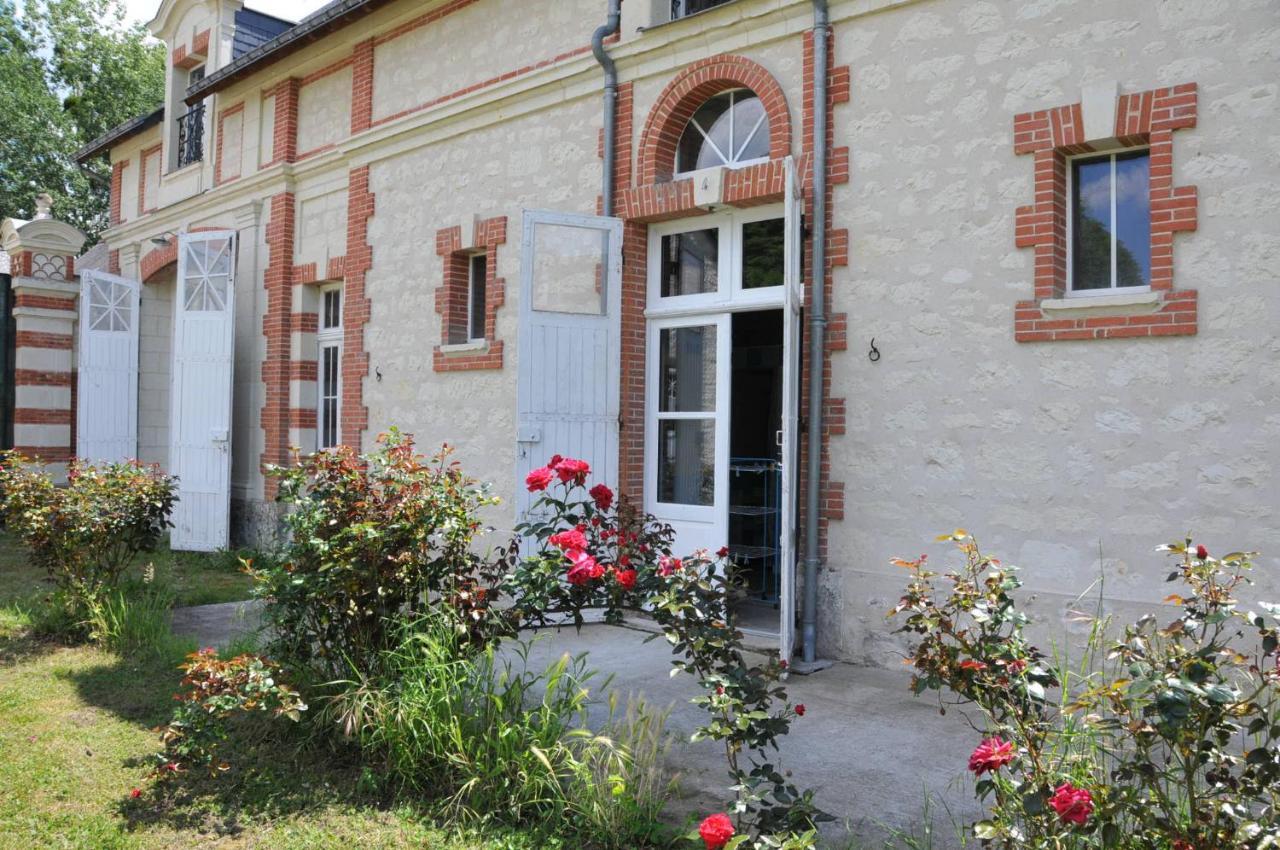 Château Campsite: Rustic Outdoor Experience Brain-sur-Allonnes Exterior photo
